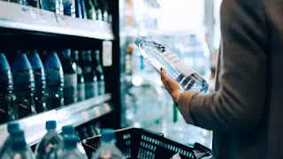 هل مياه الصنبور أنظف من تلك المعبأة بقوارير؟.. دراسة جديدة تجيب