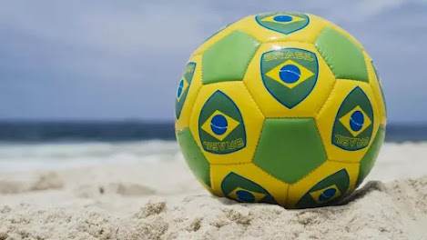 منتخب السامبا.. روماريو يكشف هوية اللاعب القادر على رفع كأس العالم