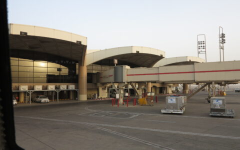 مطار الرياض يستأنف عملياته وشركات طيران تمدد تعليق رحلاتها إلى السعودية