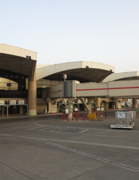 مطار الرياض يستأنف عملياته وشركات طيران تمدد تعليق رحلاتها إلى السعودية