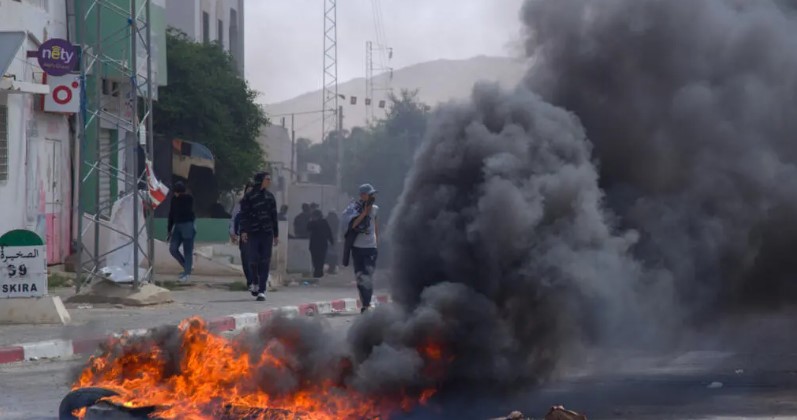 تونس: غاز مسيل للدموع في حي التضامن بعد وفاة موقوف واحتجاجات في صفاقس