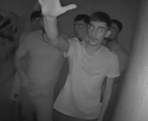 فيديو متداول عن استخدام “مكبس يدوي” داخل سجن صيدنايا.. ما حقيقته؟
