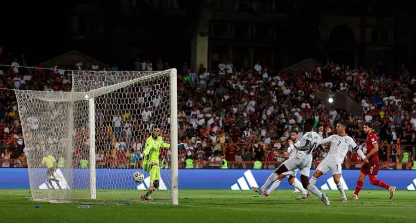ظهور متواضع لإنكلترا.. فوز كبير للبرتغال ورقم قياسي جديد لرونالدو