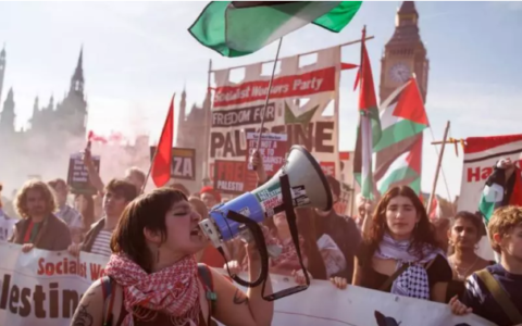 قوانين مكافحة الإرهاب تُستخدم “سلاحًا” ضد الجماعات المؤيدة لفلسطين
