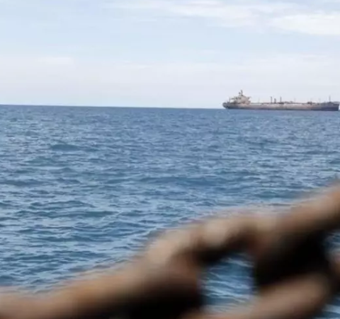 بصاروخ باليستي.. الحوثيون يعلنون استهداف سفينة نفط إسرائيلية